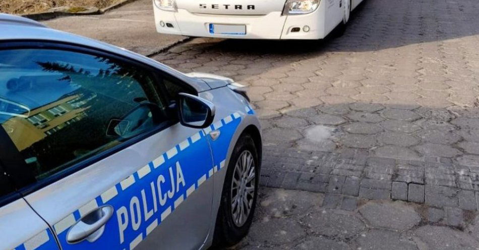 zdjęcie: Policjanci kontrolują autokary przed wycieczkami / fot. KPP w Radziejowie