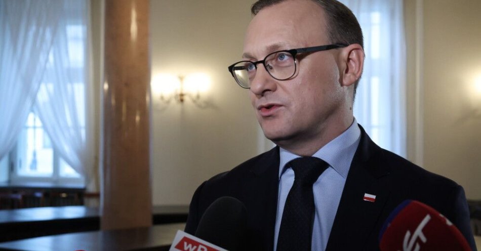zdjęcie: Leśkiewicz: na wtorkowym spotkaniu u prezydenta będą premier, szef MON i prezes NBP / Warszawa, 18.12.2025. Rzecznik prezydenta RP Rafał Leśkiewicz podczas demontażu Okrągłego Stołu w Pałacu Prezydenckim w Warszawie, 18 bm. Stół ma trafić do Muzeum Historii Polski. (jm) PAP/Albert Zawada