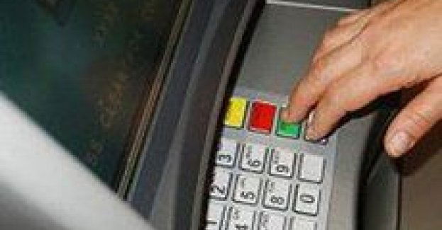 Uważaj pobierając pieniądze z bankomatu