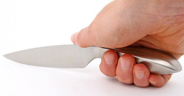 Mężczyzna w biurze podróży żądał pieniędzy; wyciągnął nóż