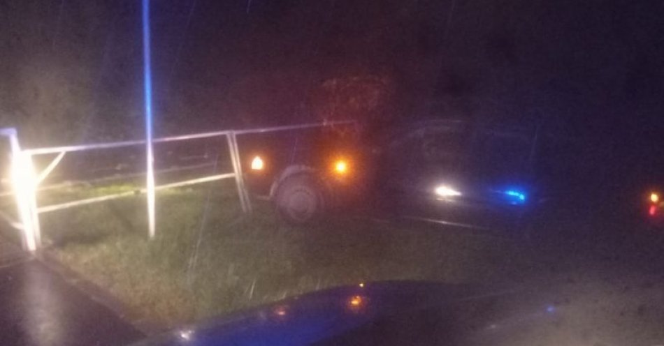 zdjęcie: Nie zatrzymał się do kontroli drogowej bo był poszukiwany i miał pięć aktywnych zakazów prowadzenia pojazdów. Policjanci zatrzymali go po pościgu / fot. KPP w Złotoryi