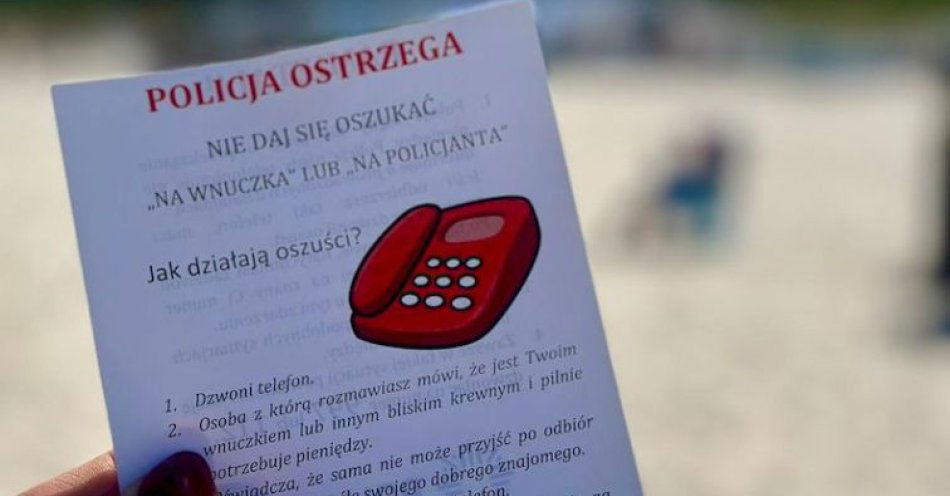 zdjęcie: Policjanci ostrzegali seniorów wypoczywających na plaży w Dębkach, przed oszustwami / fot. KPP w Pucku