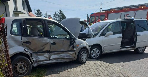 Zderzenie osobówek w Radziejowie na skrzyżowaniu ulicy Parkowej z Żytnią