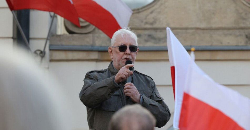 zdjęcie: Stępień: prezydencki program „polskie SAFE 0 proc.” to zamach na niezależność NBP / Warszawa, 15.03.2026. Sędzia TK w st. spoczynku Jerzy Stępień przemawia na manifestacji pod hasłem „Chcemy być SAFE!” przed Pałacem Prezydenckim w Warszawie, 15 bm. Wydarzenie jest bezpośrednią odpowiedzią na weto prezydenta Karola Nawrockiego do ustawy wdrażającej unijny program pożyczek na obronność SAFE. Organizatorem wydarzenia jest Komitet Obrony Demokracji. (ad) PAP/Paweł Supernak