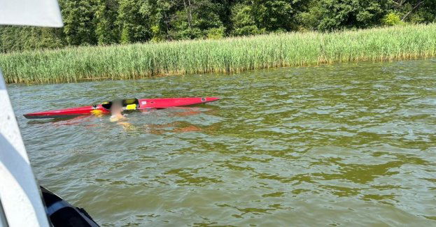 Wypadł z kajaka- pomogli mu policyjny wodniacy