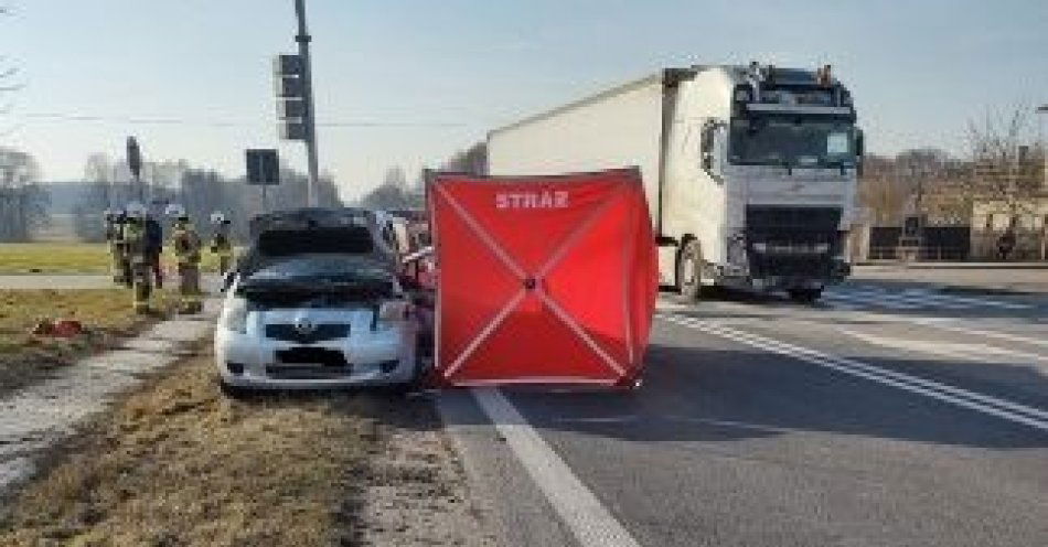 zdjęcie: Tragiczny wypadek na drodze krajowej nr 12. Nie żyje kierujący toyotą / fot. KPP w Zwoleniu
