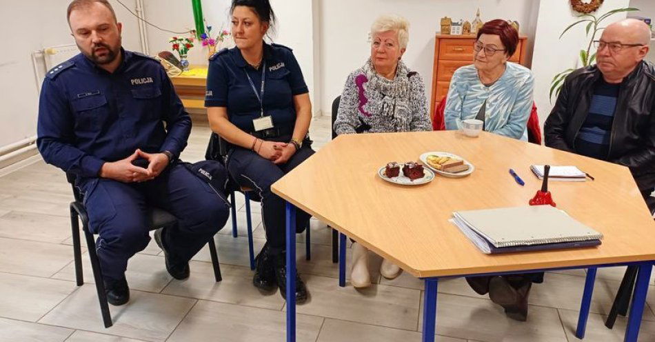 zdjęcie: Senior na 6 plus: policjanci uczą bezpiecznego życia seniorów / fot. KMP w Jeleniej Górze