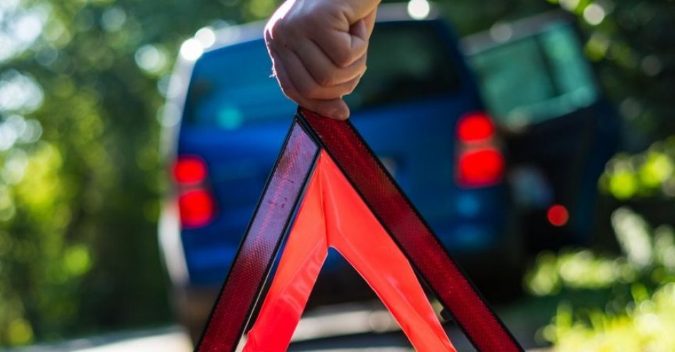 zdjęcie: Auto w rowie, właściciel w polu kukurydzy / pexels/5403208