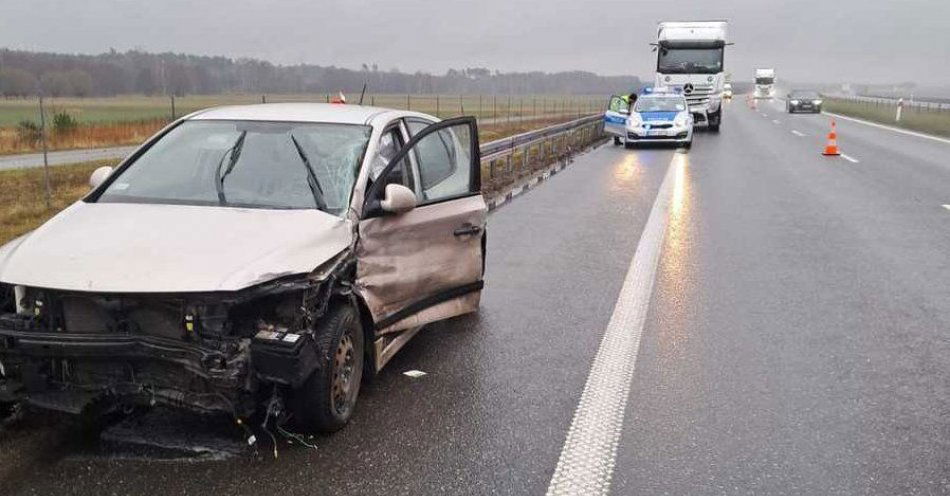 zdjęcie: Kolizja z tirem na S8 w miejscowości Gumnisko / fot. KPP w Wieruszowie