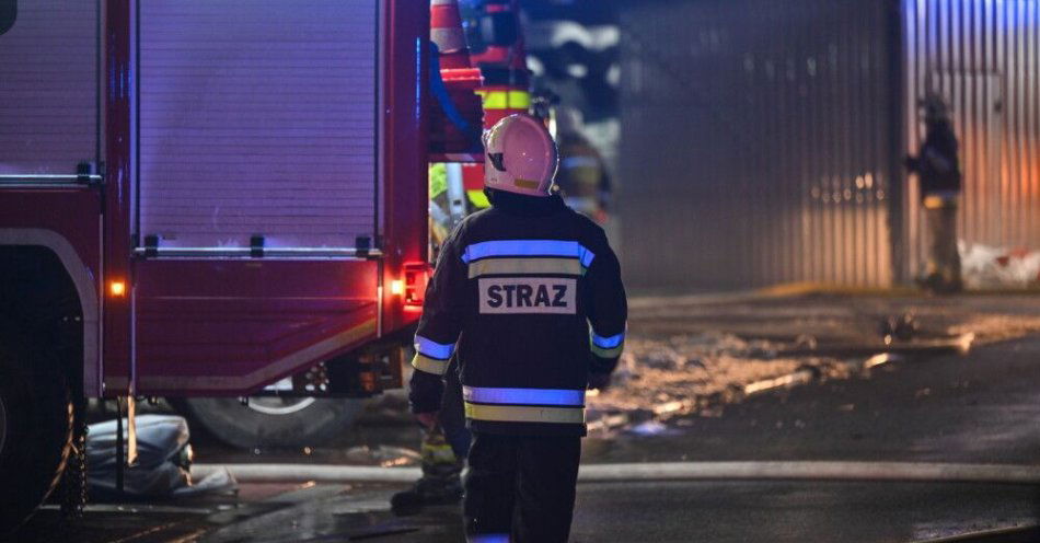 zdjęcie: Straż pożarna: w nocy w serii tragicznych pożarów życie straciły cztery osoby / Skawina (pow. krakowski), 24.11.2025. Akcja gaszenia pożaru hali magazynowej przy ul. Torowej w Skawinie, 24 bm. W hali o wymiarach 15 na 100 metrów przechowywany jest m.in. sprzęt oświetleniowy. W akcji uczestniczy ok. 100 strażaków i 22 samochody gaśnicze. Z powodu dużego zadymienia straż pożarna zaleca mieszkańcom zamknięcie okien i niezbliżanie się w okolice pożaru. (jm) PAP/Art Service ***Do tego materiału zdjęciowego dostępna jest również depesza w systemie CSI, pt.: Małopolskie/ Płonie ha