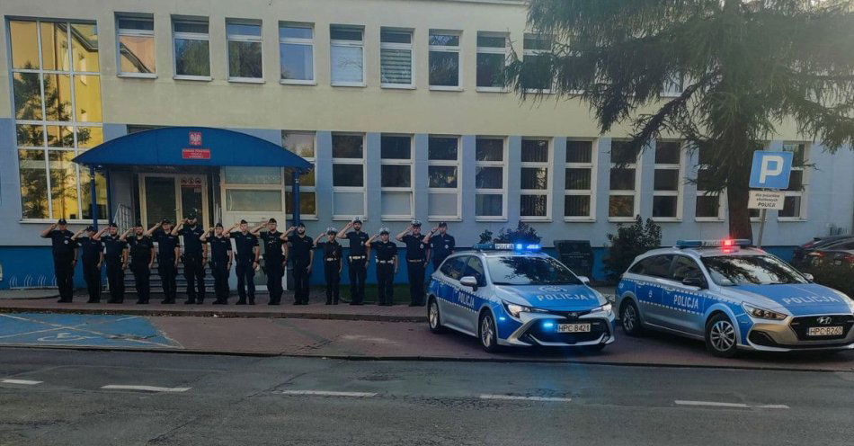 zdjęcie: Policjanci z Brodnicy oddali hołd poległym w służbie Strażakom / fot. KPP Brodnica