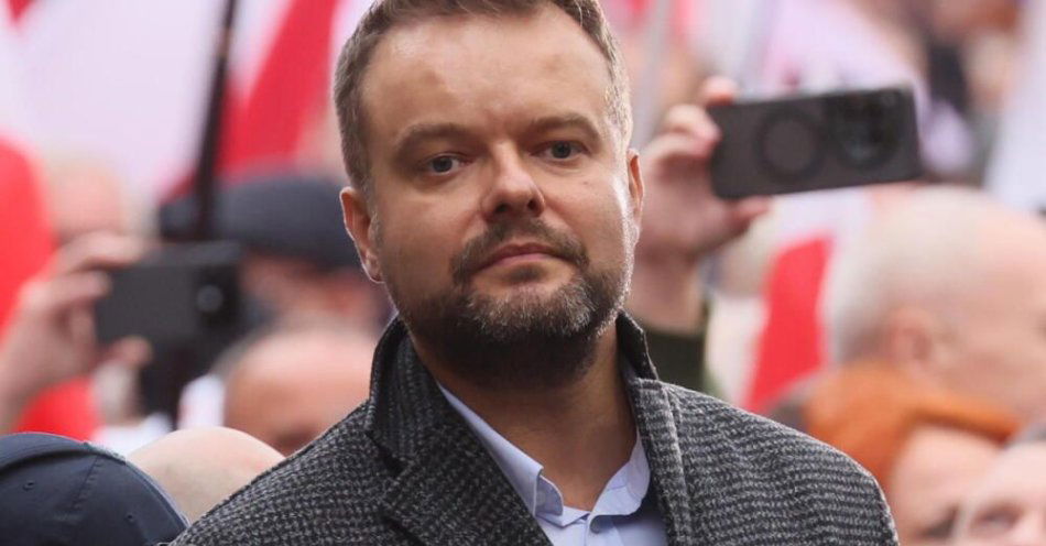 zdjęcie: Bochenek: posłowie Robert Telus i Rafał Romanowski zawieszeni w prawach członka PiS / Warszawa, 11.10.2025. Poseł PiS Rafał Bochenek   podczas manifestacji zwolenników Prawa i Sprawiedliwości na Placu Zamkowym w Warszawie, 11 bm. Uczestnicy wydarzenia protestują przeciwko nielegalnej migracji i umowie z Mercosur. (doro) PAP/Leszek Szymański