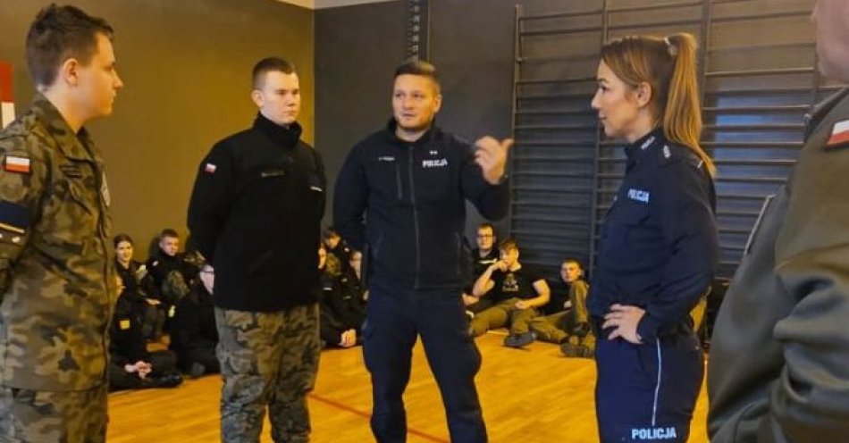 zdjęcie: Przyszli policjanci uczyli sie legitymowania / fot. KPP Aleksandrów