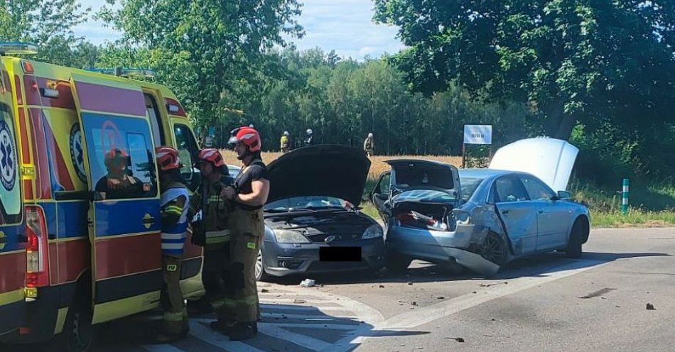 zdjęcie: Zderzenie trzech pojazdów w gminie Działdowo. Pięć osób, w tym czworo dzieci, trafiło do szpitali / fot. KPP w Działdowie