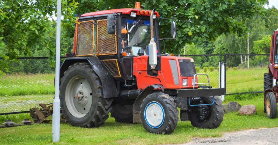 zdjęcie: Skradzionym w Sadurkach ciągnikiem pojechał do Bełżyc i ... zatrąbił przed komisariatem / v13416217