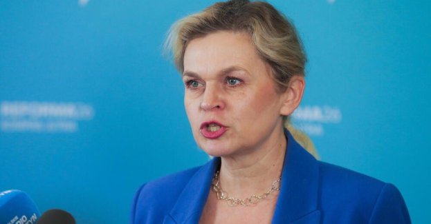 Nowacka: szykujemy przepisy zakazujące od września używania telefonów komórkowych w podstawówkach