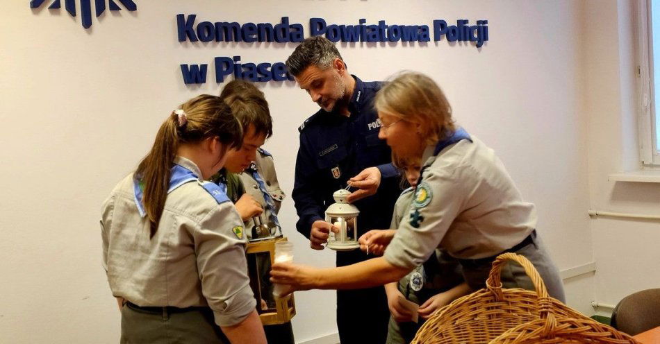 zdjęcie: Betlejemskie Światło Pokoju przekazane piaseczyńskim policjantom / fot. KPP w Piasecznie