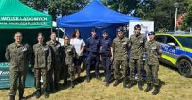 Ostrowscy policjanci wspierani przez uczniów klasy I i II TLM z "Rubinka" uczestniczyli w VIII Święcie rtm. W.Pileckiego