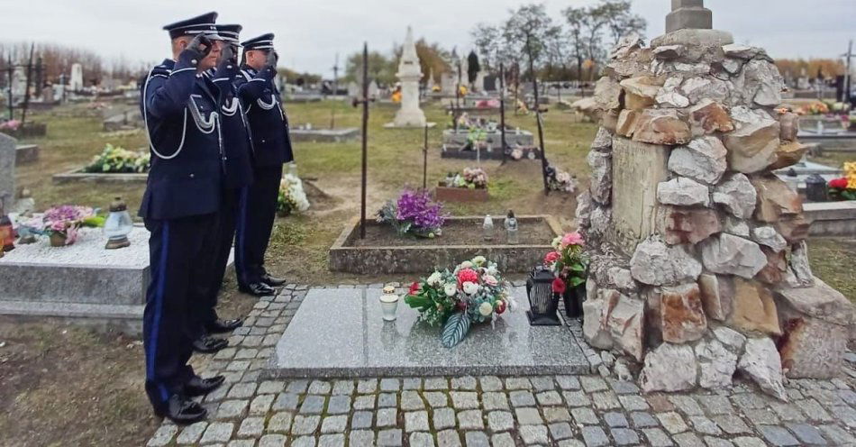 zdjęcie: Policjanci zapalili znicze na cmentarzu w Jędrzejowie / fot. KPP Jędrzejów