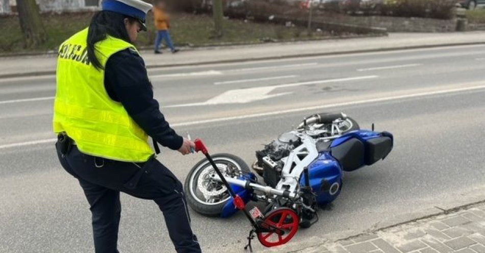 zdjęcie: Kolizja drogowa z udziałem samochodu osobowego i motocyklisty / fot. KPP w Ostródzie