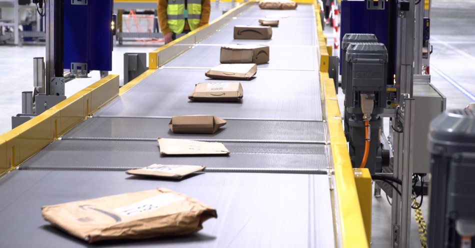 zdjęcie: Dzięki sztucznej inteligencji przesyłki mogą trafiać do klientów tego samego dnia. Liczba takich dostaw w Amazon znacząco rośnie / fot. Newseria