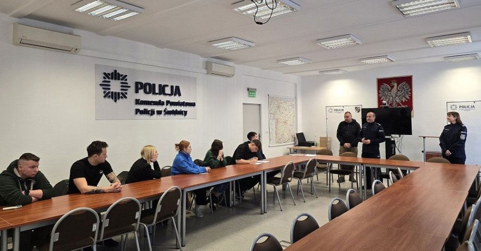zdjęcie: Studenci Angelusa Silesiusa poznali tajniki kryminalistyki w Świdnicy / fot. KPP w Świdnicy