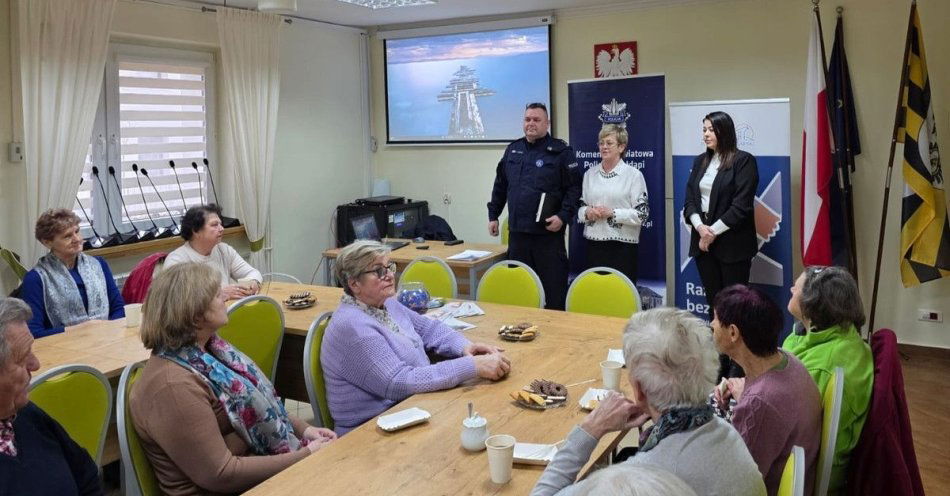 zdjęcie: Seniorzy w Gołdapi uczą się jak nie dać się oszukać / fot. KPP w Gołdapi