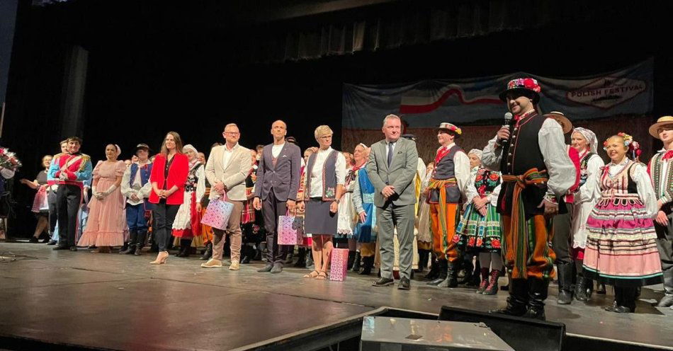 zdjęcie: Policjant instruktor tańca ludowego podbił sceny USA / fot. KPP w Sochaczewie