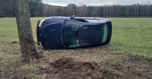 Z impetem wjechał w Nowy Rok – nietrzeźwy kierowca wypadł z drogi na pobocze