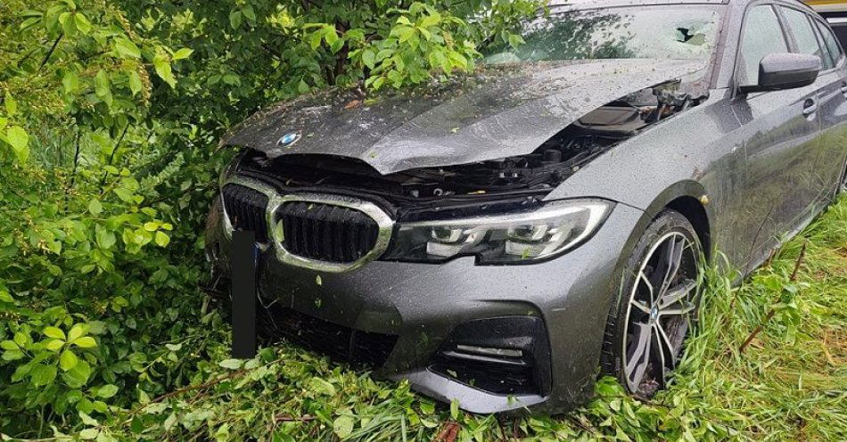 zdjęcie: Z 3 promilami i bez uprawnień zjechał BMW do rowu. Służby ratunkowe powiadomił system ratunkowy eCall / fot. KMP Biała Podlaska