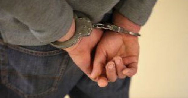 Złodziej i paser w rękach policjantów