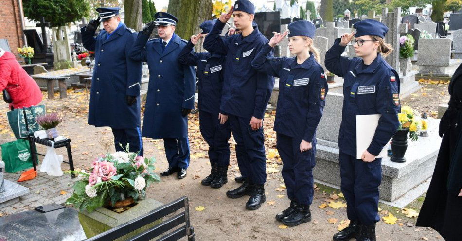 zdjęcie: Uczcili pamięć policjanta na cmentarzu w Aleksandrowie Kujawskim / fot. KPP Aleksandrów