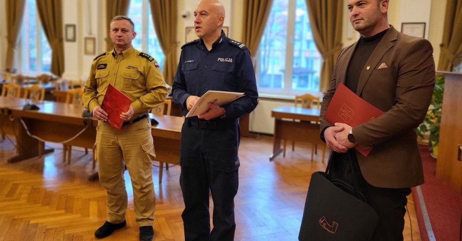 zdjęcie: Mieszkaniec Świecia i policjanci uratowali mieszkańców podczas pożaru / fot. KPP w Świeciu