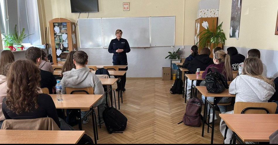 zdjęcie: Policjantka z Lubaczowa uczy młodzież odpowiedzialności / fot. KPP w Lubaczowie Fot. KPP Lubaczów