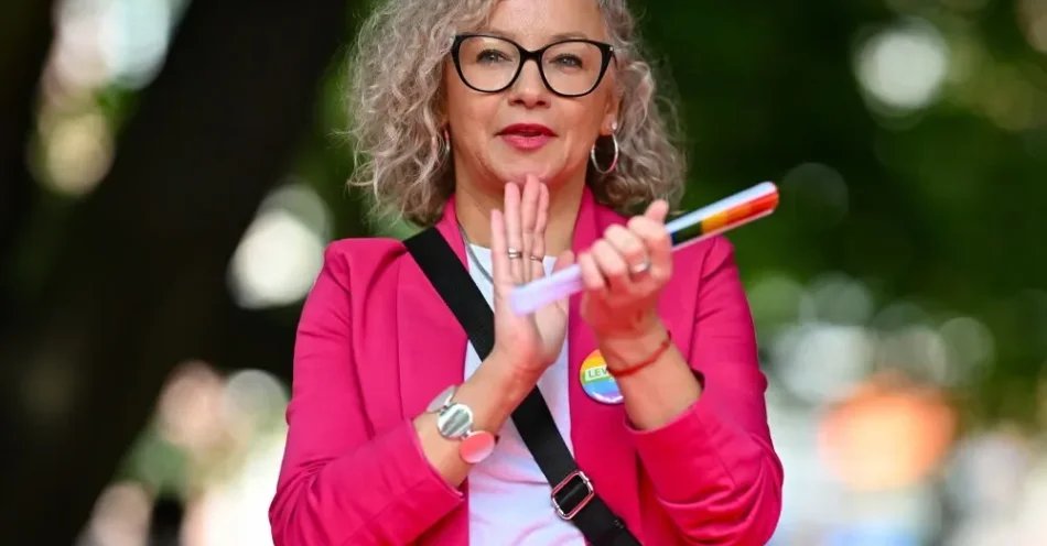 zdjęcie: Kotula: USC muszą dokonywać transkrypcji zagranicznych aktów małżeństw jednopłciowych / Gdańsk, 06.06.2026. Pełnomocniczka rządu do spraw równości Katarzyna Kotula podczas XI Trójmiejskiego Marszu Równości w Gdańsku, 6 bm. Tegoroczna edycja wydarzenia odbyła się pod hasłem „Równość wieje od morza”. Organizatorem marszu było Stowarzyszenie na rzecz osób LGBT „Tolerado”. (amb) PAP/Marcin Gadomski
