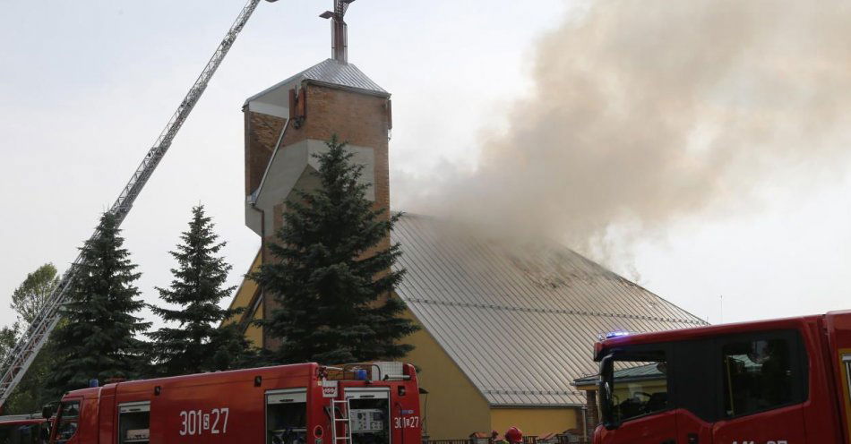 zdjęcie: Po ponad 6 godzinach strażacy ugasili pożar kościoła w Sosnowcu; spalił się cały dach świątyni / fot. PAP