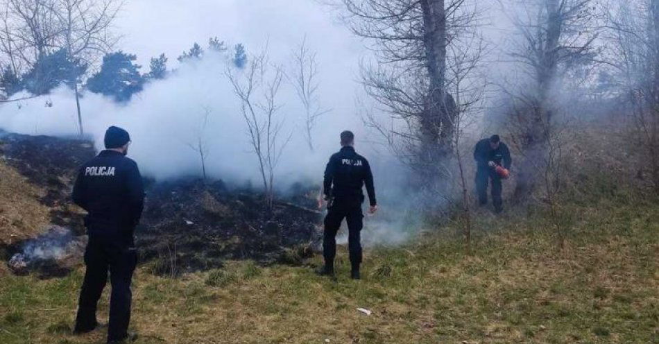 zdjęcie: Policjanci gasili pożar łąki w Toruniu / fot. KMP w Toruniu