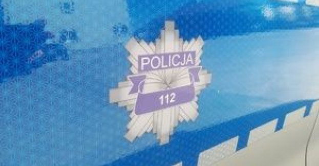 Ostrowscy dzielnicowi pomogli kobiecie, której podczas sobotnich obfitych opadów śniegu na śliskiej nawierzchni jezdni auto zsunęło się do przydrożneg