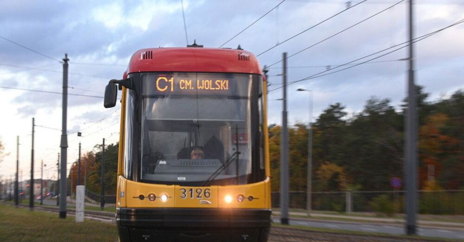 zdjęcie: Policja: jadąc na groby bliskich, wybierzmy komunikację miejską / Warszawa, 26.10.2025. Tramwaj tzw. linii cmentarnej, 26 bm. w Warszawie. 1 listopada kościół katolicki obchodzi uroczystość Wszystkich Świętych. Wierni odwiedzają cmentarze, modlą się przy grobach bliskich. Święto to ma wymiar powszechny, celebruje się je w każdym kościele katolickim na całym świecie. (aldg) PAP/Marcin Obara