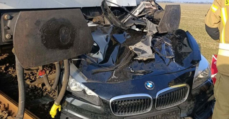 zdjęcie: Trzy śmiertelne wypadki i 21 rannych na Mazowszu / fot. KPP w Zwoleniu Wypadek BMW i szynobusa