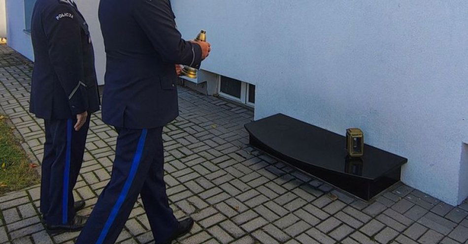 zdjęcie: Łęczyccy policjanci oddali hołd poległym kolegom / fot. KPP w Łęczycy