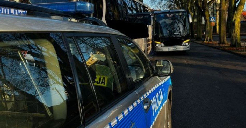 zdjęcie: Nieszczelny układ hamulcowy w autokarze szkolnym. Wycieczkę wstrzymano / fot. KPP w Goleniowie