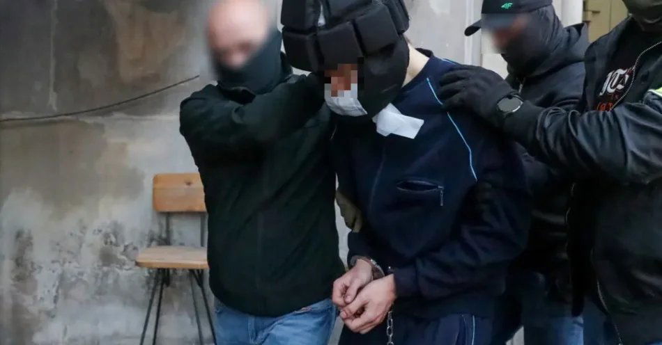 zdjęcie: Zabójstwo na UW: Mieszko R. niepoczytalny; umieszczony w zakładzie zamkniętym / Warszawa, 08.05.2025. Podejrzany o zabójstwo pracownicy Uniwersytetu Warszawskiego wyprowadzany po zakończeniu przesłuchania z siedziby Prokuratury dla Warszawy-Śródmieścia, 8 bm. (amb) PAP/Tomasz Gzell