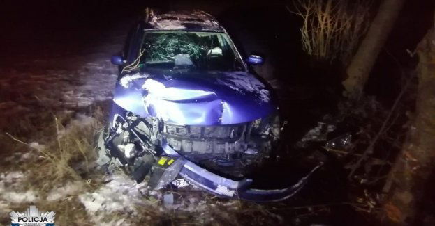 Groźny wypadek – 25-letni kierowca uderzył w drzewo. Pasażer w szpitalu