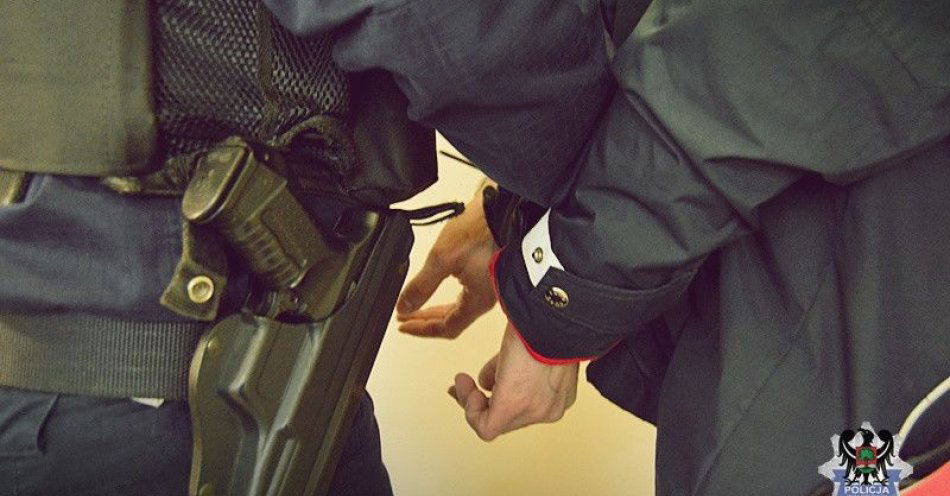 zdjęcie: Poszukiwany 40-latek zatrzymany na strychu / fot. KMP w Wałbrzychu