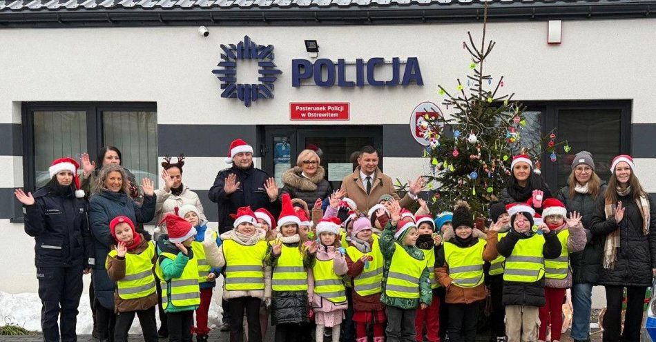 zdjęcie: Policja w Ostrowitem ubrała choinkę w odblaski / fot. KPP Słupca Odblaskowa choinka przy Posterunku Policji w Ostrowitem