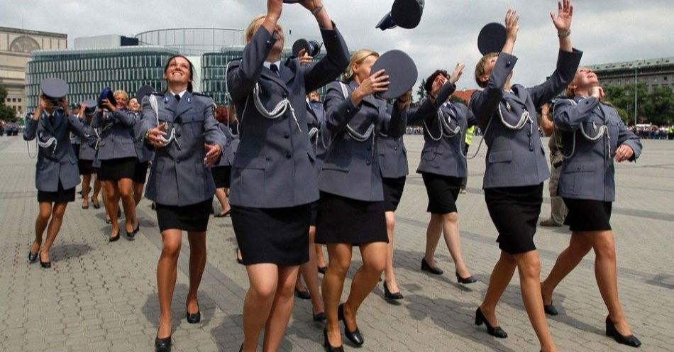 zdjęcie: Ponad 40,5 tys. kobiet pracuje w policji, z czego 22,6 tys. to funkcjonariuszki / Aby zostać funkcjonariuszką, kandydatki musiały spełniać szereg rygorystycznych wymagań.