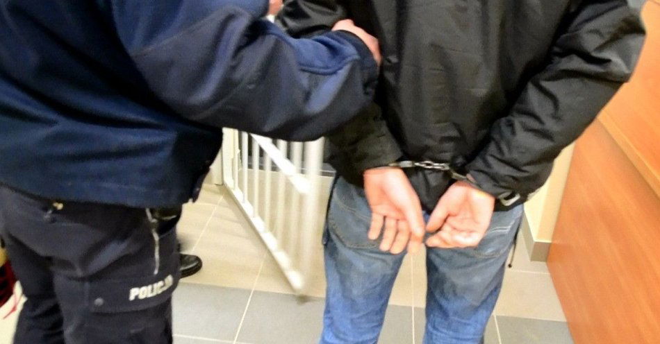 zdjęcie: Dzielnicowy zatrzymał sprawcę kradzieży rozbójniczej w Oświęcimiu / fot. KMP w Oświęcimiu