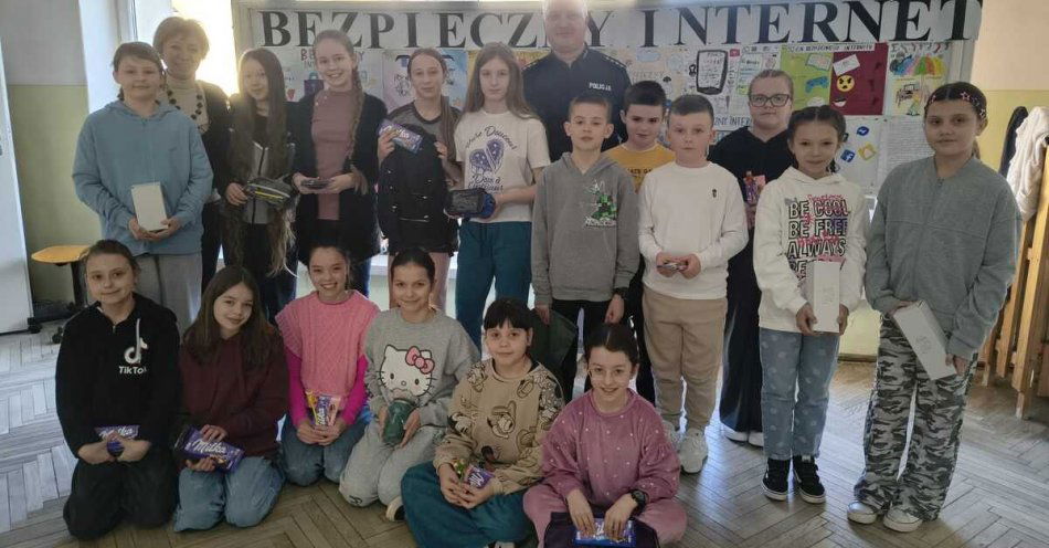 zdjęcie: Dzielnicowi uczą młodzież bezpieczeństwa w sieci w powiecie gorlickim / fot. KMP w Gorlicach