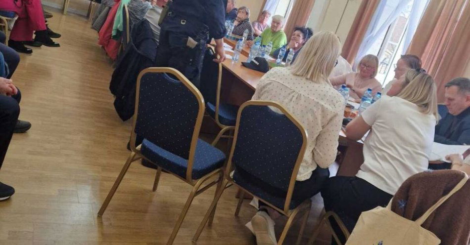 zdjęcie: Prewencja na działkach w Lipianach. Policja i ROD Miejski / fot. KPP w Pyrzycach